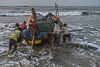 <p><strong>2018 –– India - Gopalpur, Odisha</strong></p>
<p>In lingua locale Odisha, più conosciuta come Orissa: è uno stato costiero orientale dell’India che si affaccia sul Golfo del Bengala.</p>
<p>L’Orissa è sacra e speciale per il suo ricco patrimonio culturale e religioso, gli imponenti templi, le splendide feste, gli antichi edifici architettonici, ma anche per le sue bellezze naturali uniche. Le coste dell’Orissa si estendono a est del Golfo del Bengala per 485 km, alcune località come la spiaggia di Puri e la spiaggia di Gopalpur sono considerate tra la più belle di tutta l’India.</p>
<p><strong>Gopalpur</strong> è un villaggio di pescatori, che riescono a svolgere la loro attività quotidiana solo grazie alla partecipazione dell’intera comunità: l’assenza di moli o porti, i bassi fondali di sabbia, l’impetuosità che caratterizza le onde con cui le acque dell’oceano Indiano si infrangono su queste costa del golfo del Bengala, impedirebbero ai singoli pescatori all’alba di prendere il largo, così come impedirebbero loro di tornare a riva la sera e mettere in sicurezza le barche al ritorno dalla pesca.</p>
<p>Solo la solidarietà e la condivisione dello sforzo da parte dell’intera comunità consentono di far fronte e superare questi ostacoli naturali, garantendo ricche pesche di piccoli tonni, che le donne poi si fanno carico di trasportare faticosamente dalla spiaggia al villaggio, con catini tenuti in equilibrio sulla testa.</p>